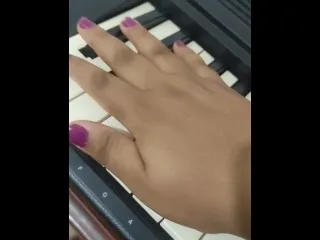 Pianist's Seductive Rhythm