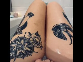 Tatted Alt Girl Bath Pussy Play