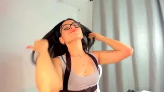Sexy Read-Aloud Shows Off Body 🙈💕😘