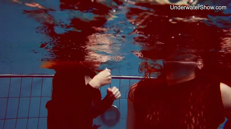 Lesbian Underwater Sex: Diana & Simonna