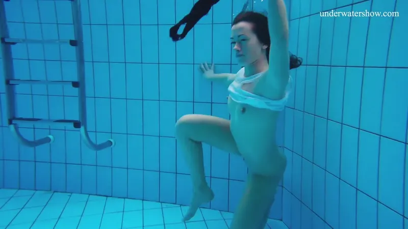 Alla Birtakik - Underwater Pussy Play