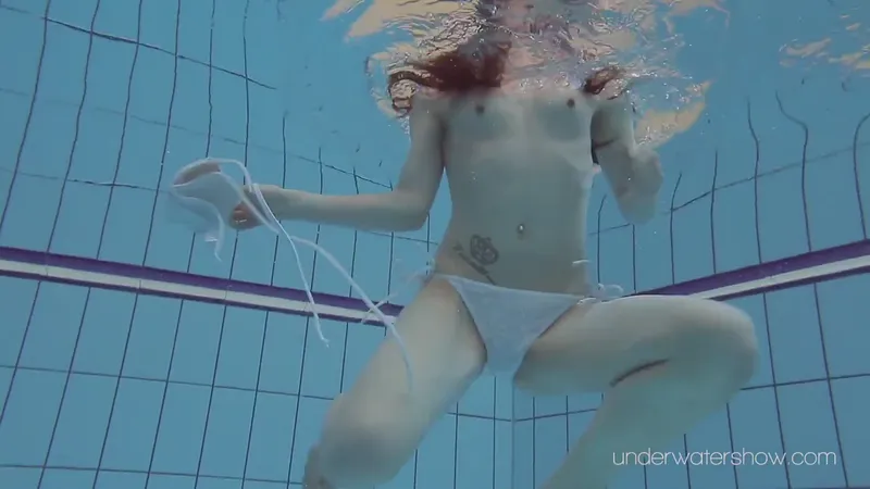 Nude Roxalana Underwater Pool Play