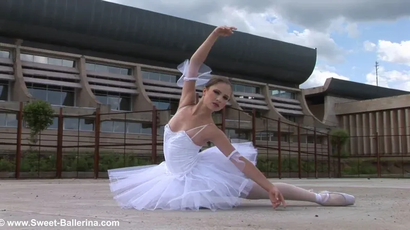 Ballerina Stunner - Shows Off Sexy Dance Moves