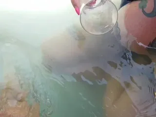 Ladymuffin Champagne Whirlpool Orgy